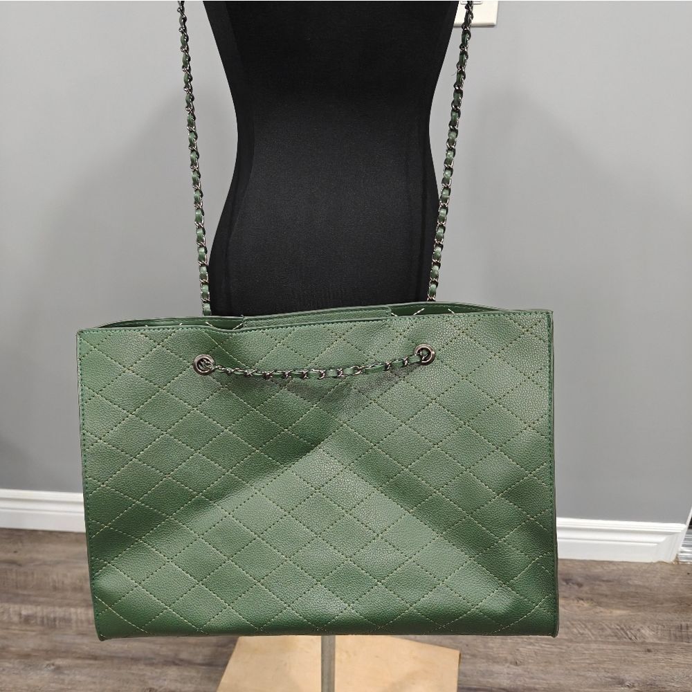 🐢 Green Quilted Vegan Leather Tote. Convertible Strap. - Picture 14 of 15